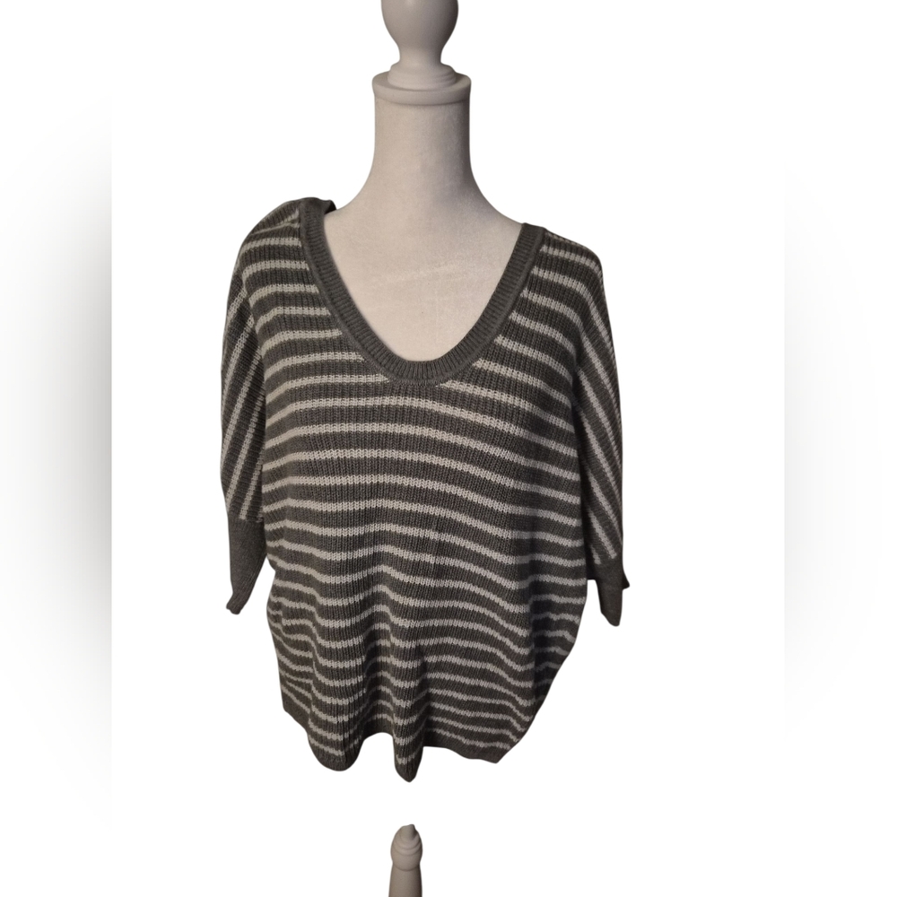 Express Gray and White Knit Top